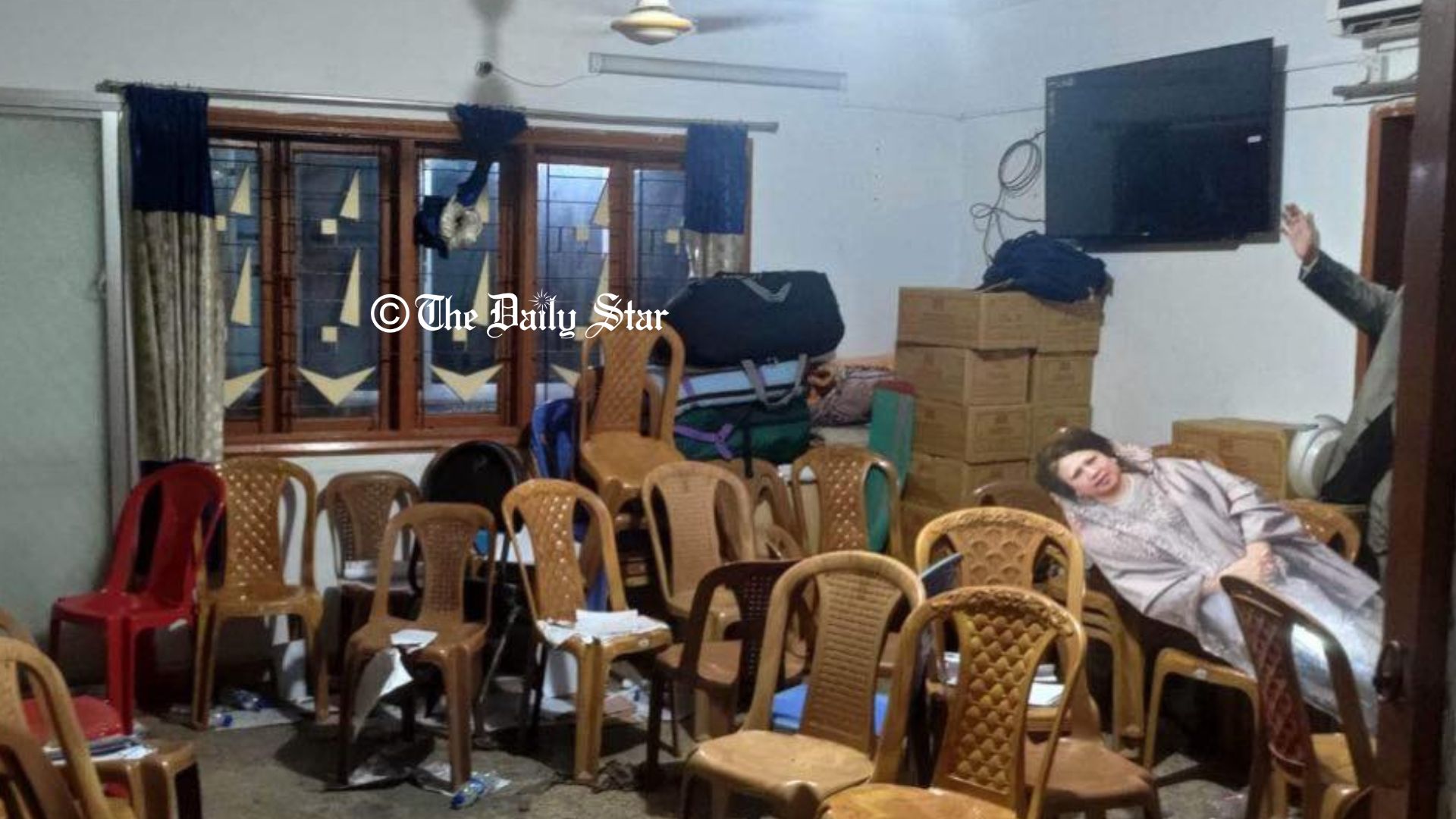 পুলিশের অভিযানের পর বিএনপি কার্যালয়