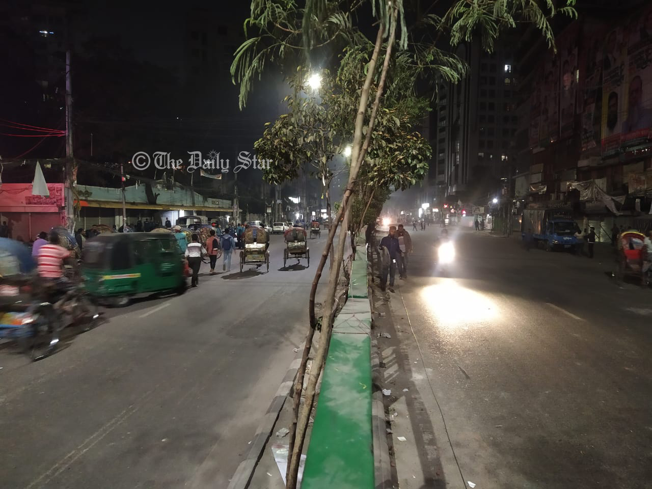 নয়াপল্টন এলাকা ফাঁকা, রাস্তায় চলছে রিকশা সিএনজি