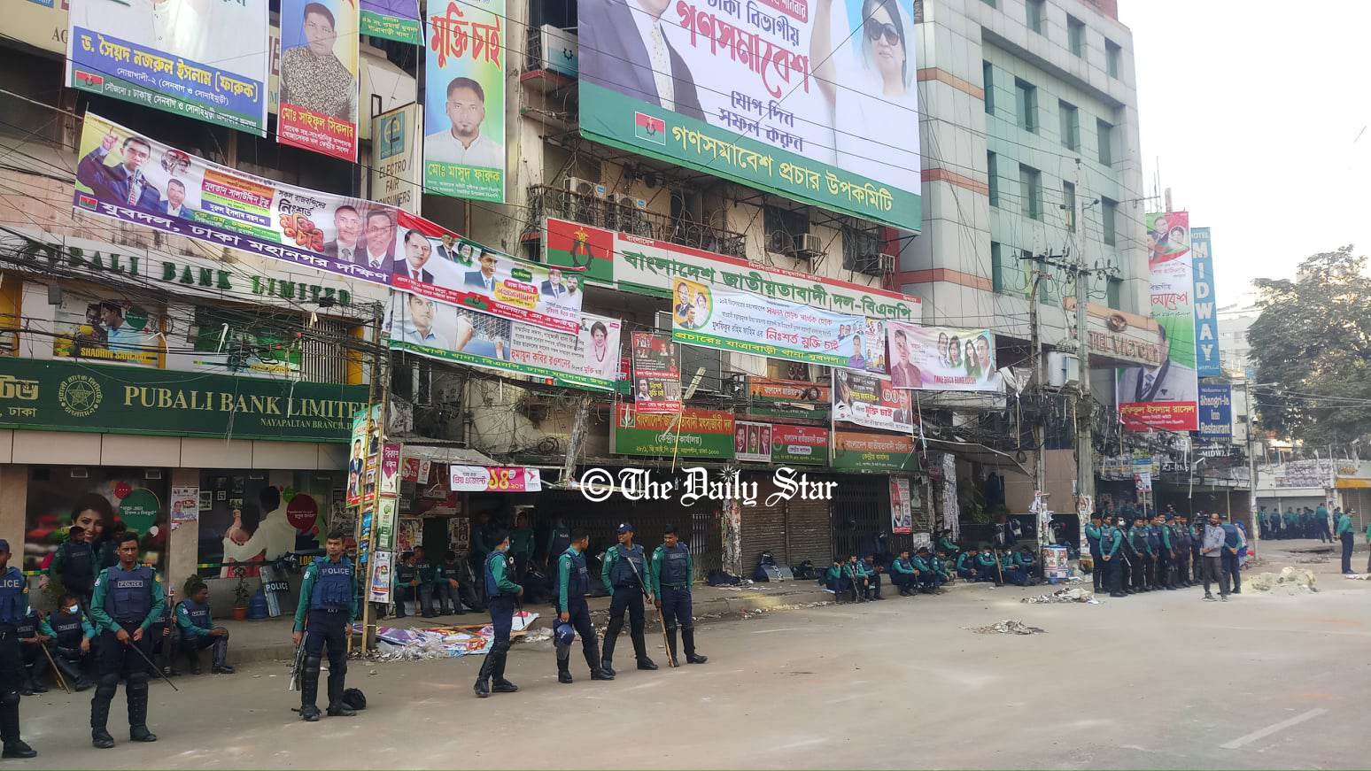 নয়াপল্টনে বিএনপির কেন্দ্রীয় কার্যালয় অবরুদ্ধ