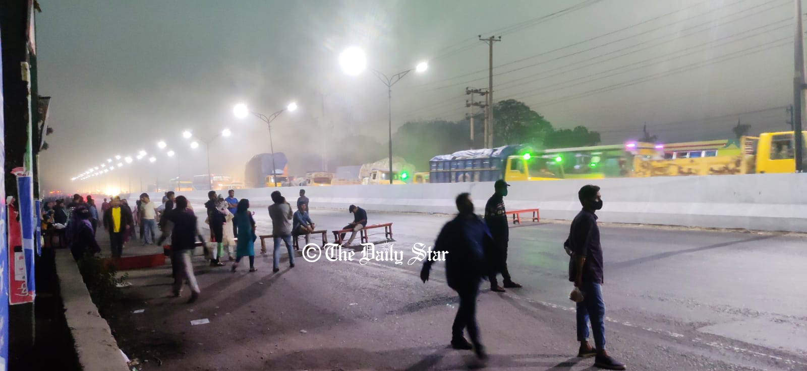 ঢাকা-আরিচা মহাসড়কে বেঞ্চ ফেলে জাবি ছাত্রলীগের অবরোধ, ৪ কিলোমিটার যানজট