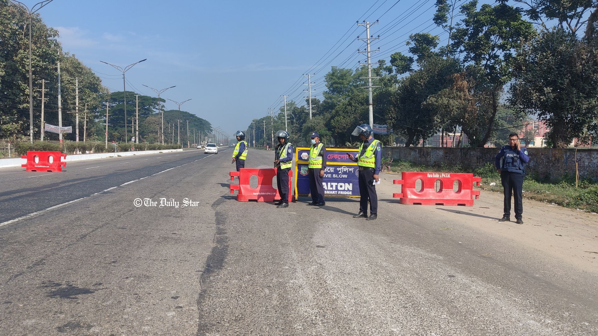 চেকপোস্টে হয়রানির ভয়ে যাত্রী কমেছে, বলছেন পরিবহন মালিকরা