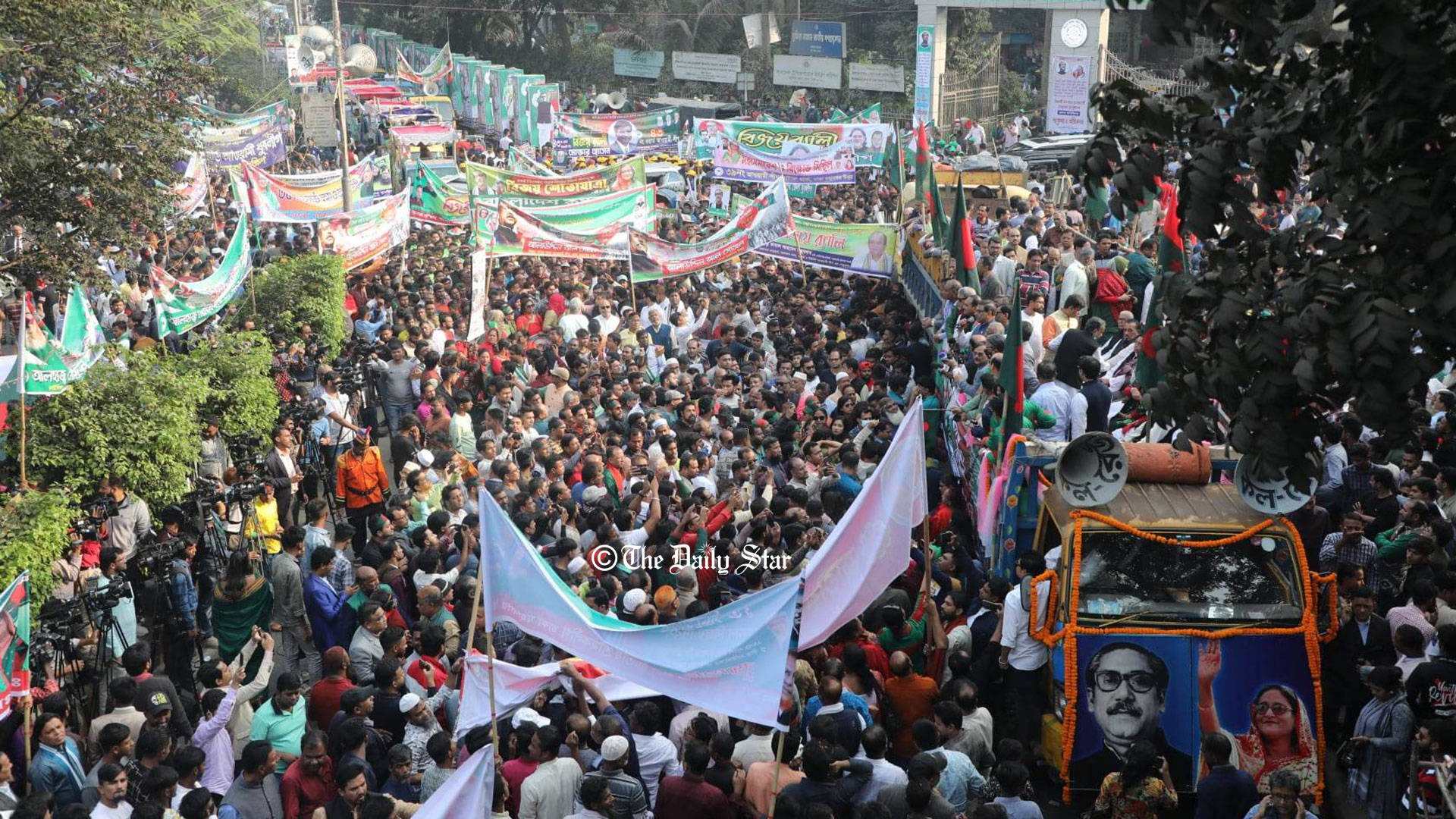 আ. লীগ নেতাকর্মীতে মুখরিত ইঞ্জিনিয়ার্স ইনস্টিটিউশন এলাকা