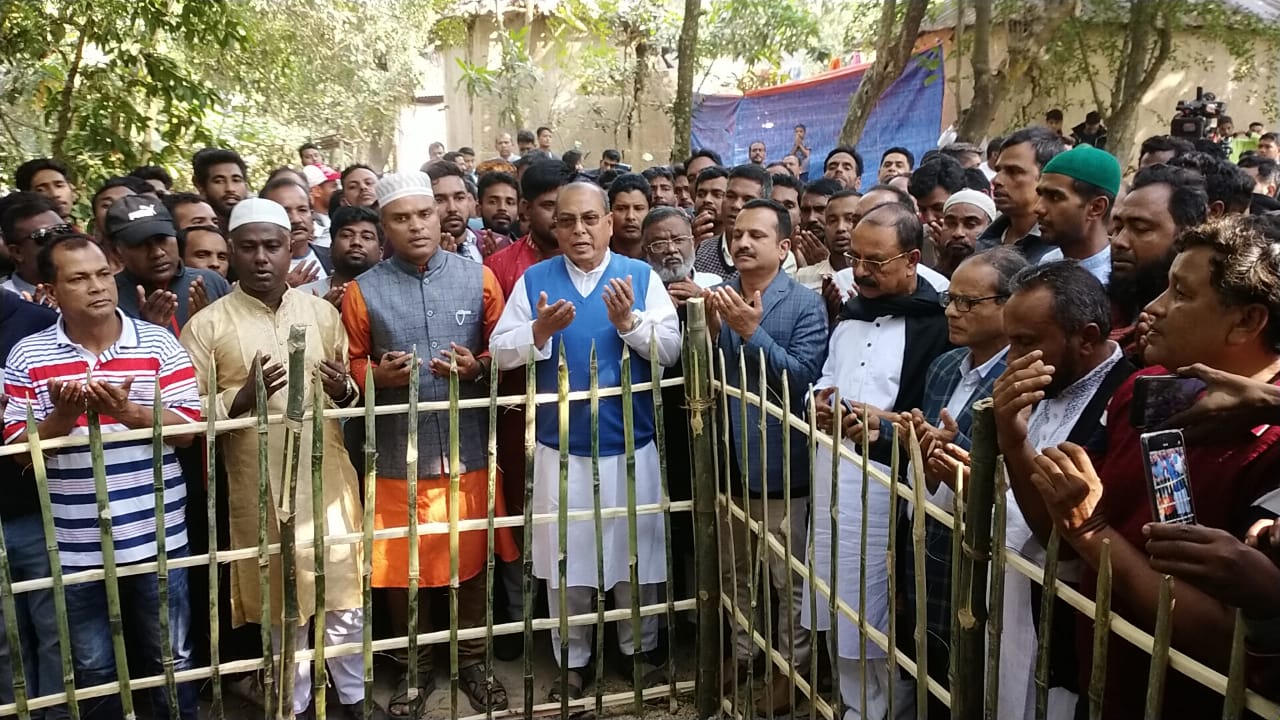 ‘ডান্ডাবেড়ির কারণে মায়ের মরদেহ কবরে নামাতে না পারা অমানবিক’