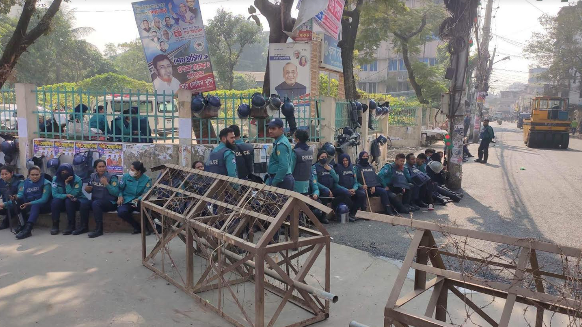 বিএনপির গণমিছিল: খুলনায় বিএনপি কার্যালয়ের সামনে পুলিশের ব্যারিকেড