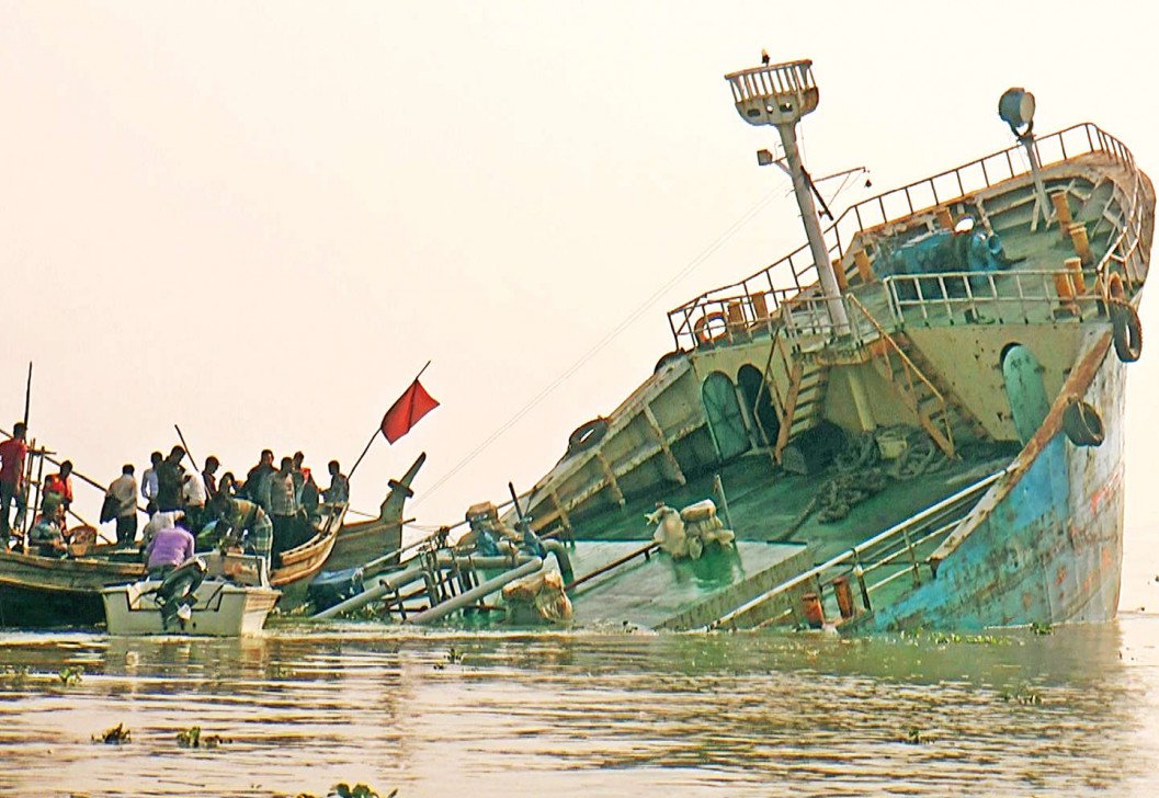 মেঘনায় জাহাজডুবি, ইলিশের অভয়ারণ্যে ব্যাপক ক্ষয়ক্ষতির আশঙ্কা