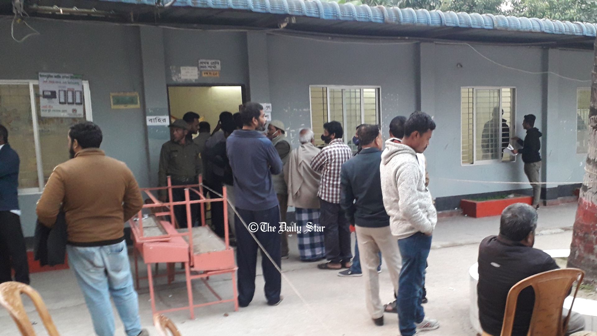 রংপুর সিটি নির্বাচন: শেষ সময়েও কেন্দ্রে ভোটারদের লাইন