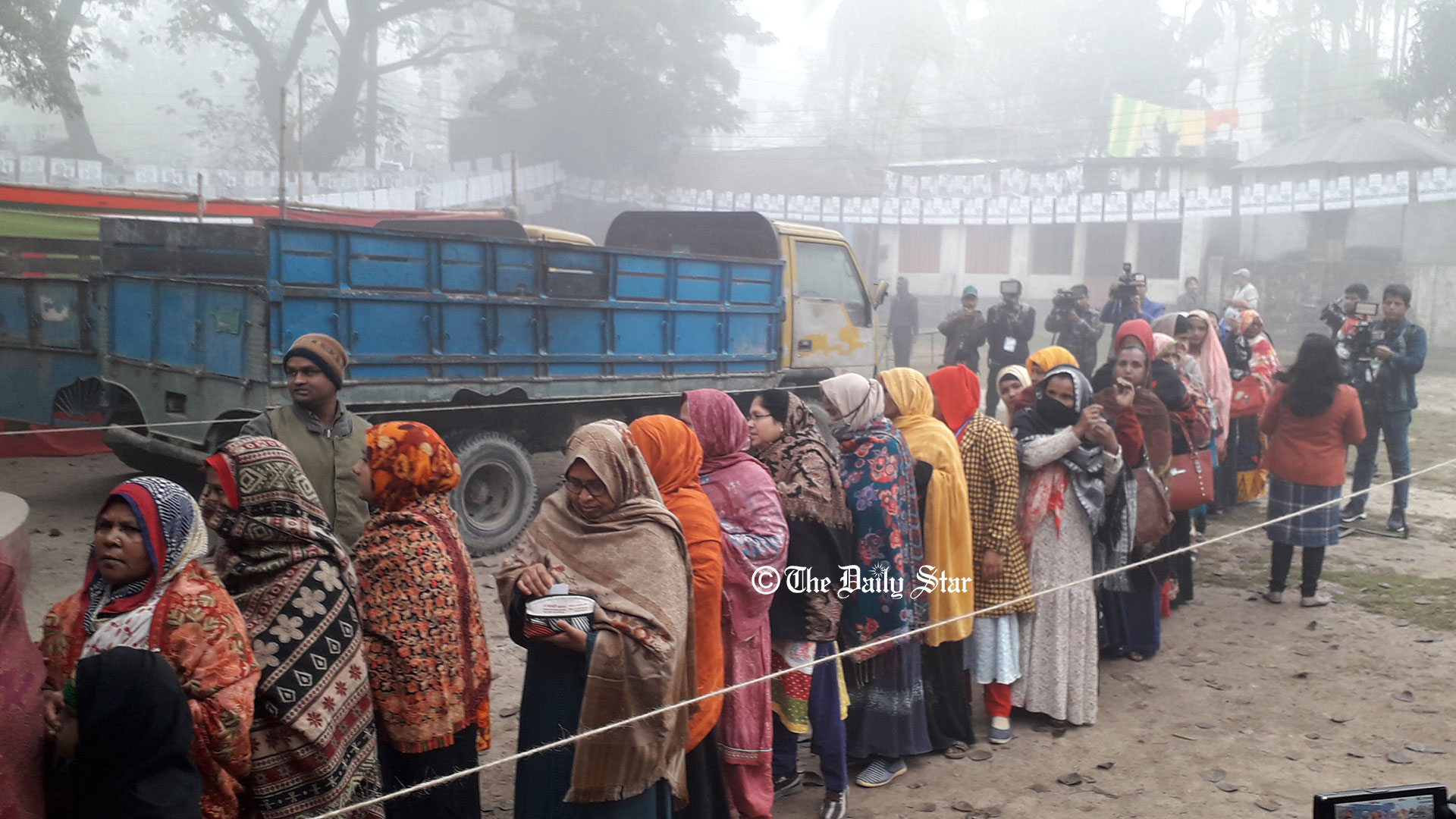 ইভিএম নিয়ে শঙ্কা-উৎকণ্ঠার মধ্যেই চলছে রসিক নির্বাচন