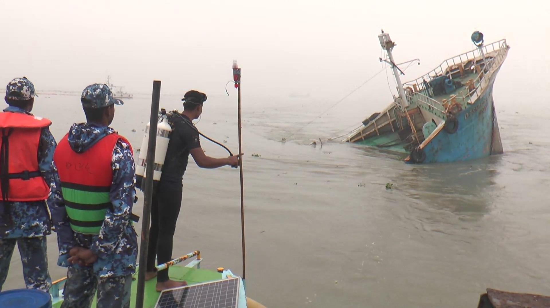 ডুবে যাওয়া জাহাজ থেকে তেল ছড়ানো বন্ধের চেষ্টায় ডুবুরি দল