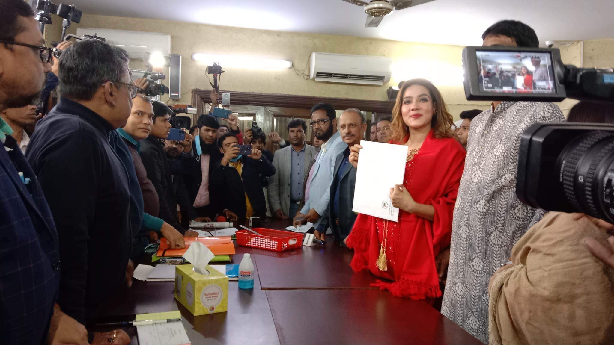 আওয়ামী লীগের মনোনয়ন ফরম কিনলেন মাহিয়া মাহি