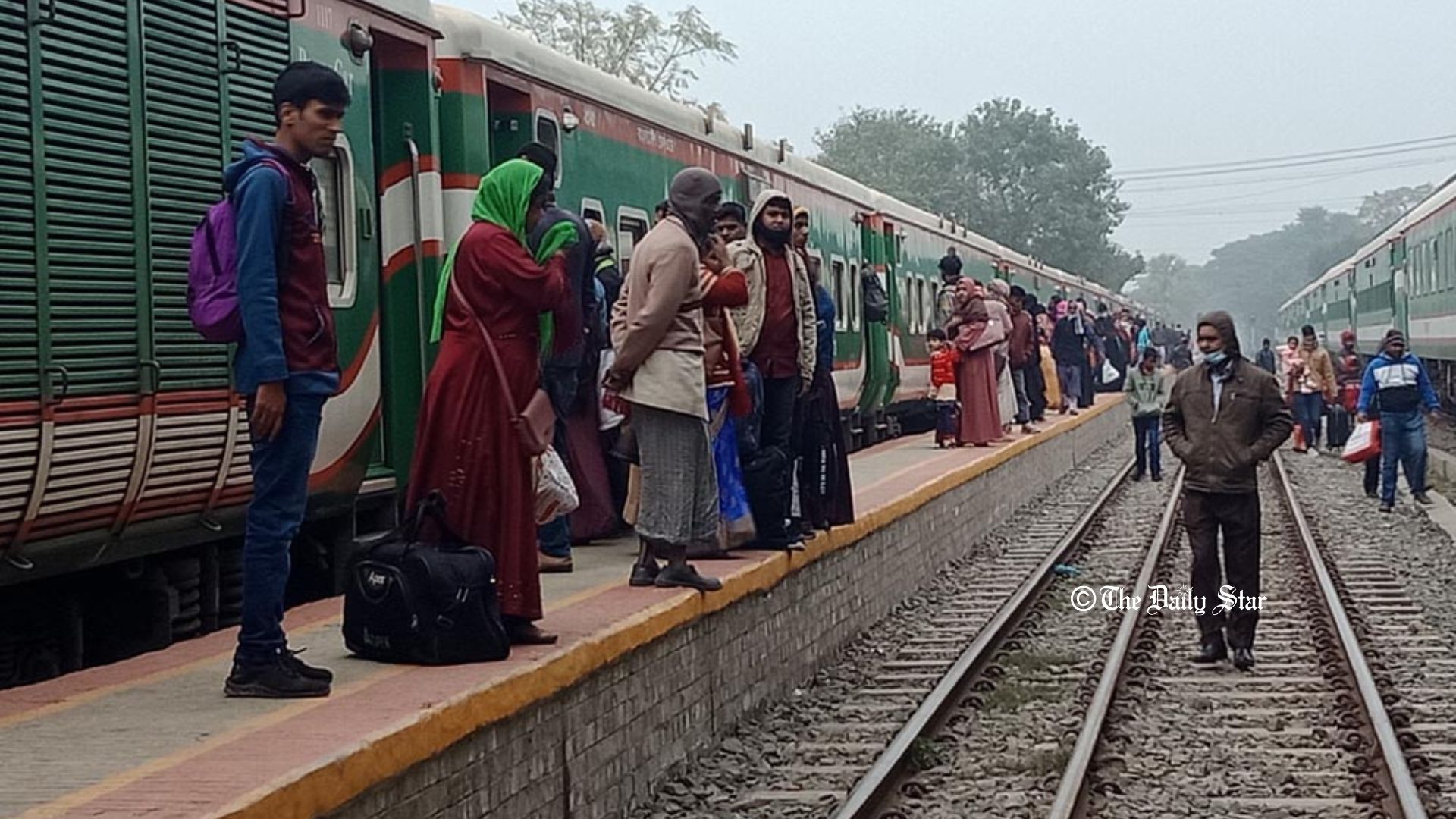 বৈরি আবহাওয়ায় পশ্চিম রেলের শিডিউল বিপর্যয়