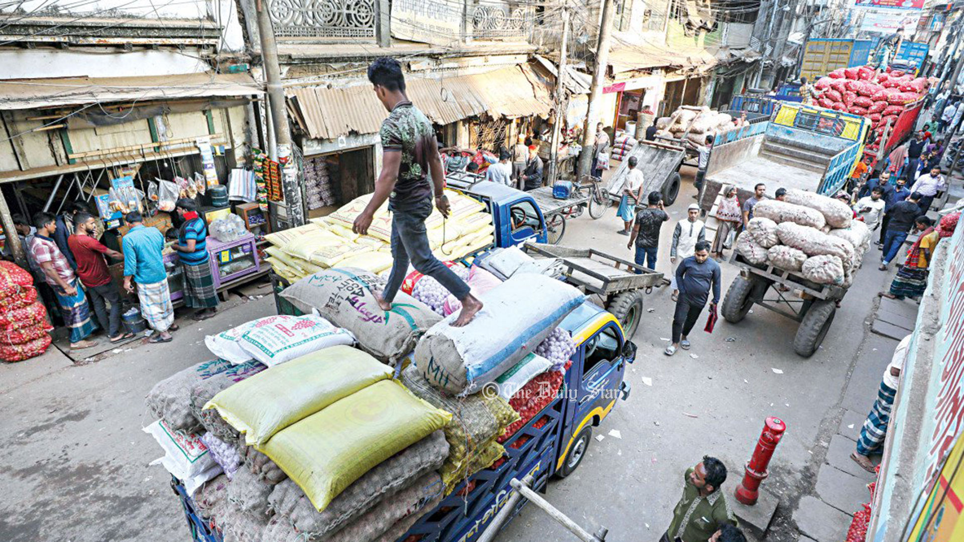 ডলার সংকটে ভোজ্যতেল-ছোলা-চিনির আমদানি কমেছে