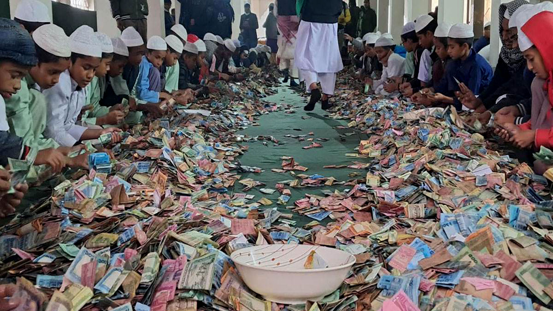 পাগলা মসজিদের দানবাক্সে ২০ বস্তা টাকা, চলছে গণনা