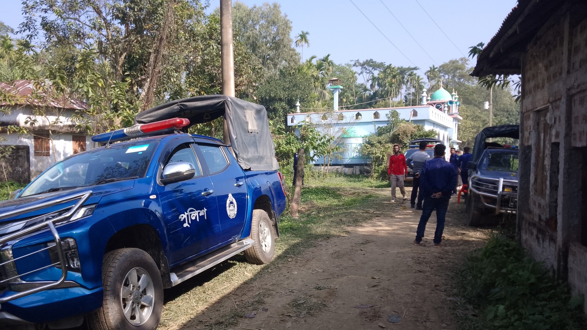 ‘বিস্ফোরক আছে’ সন্দেহে সুনামগঞ্জে একটি বাড়ি ঘিরে রেখেছে পুলিশ-সেনা সদস্যরা