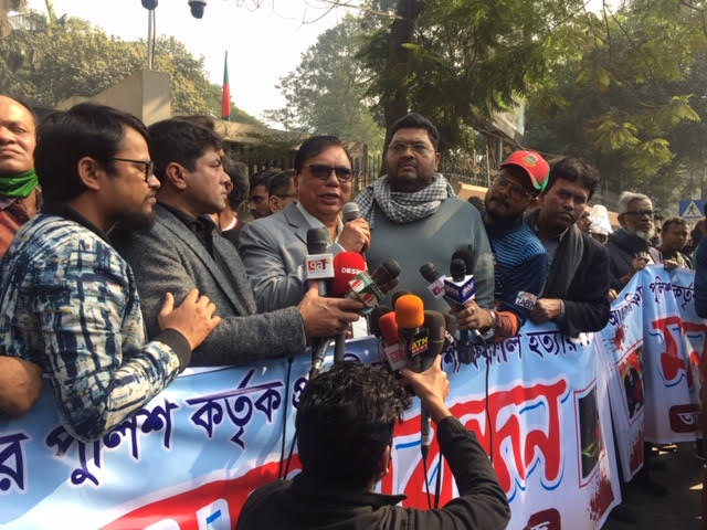 যুক্তরাষ্ট্রে বাংলাদেশি শিক্ষার্থী ‘হত্যার’ বিচার চেয়ে পররাষ্ট্র মন্ত্রণালয়ের সামনে মানববন্ধন