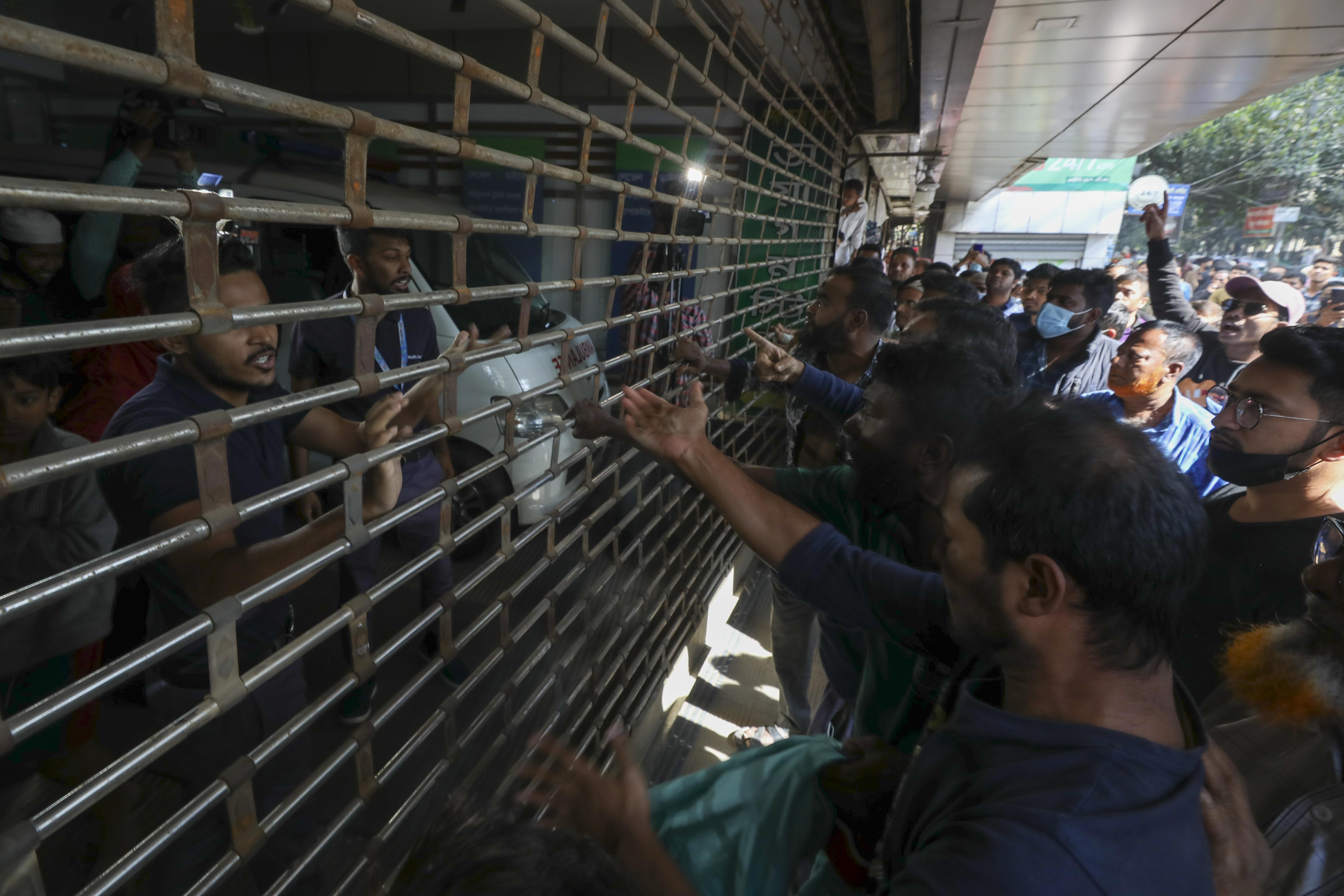 চমেক হাসপাতালে আবারও ডায়ালাইসিস রোগীদের বিক্ষোভ, পুলিশের লাঠিচার্জ