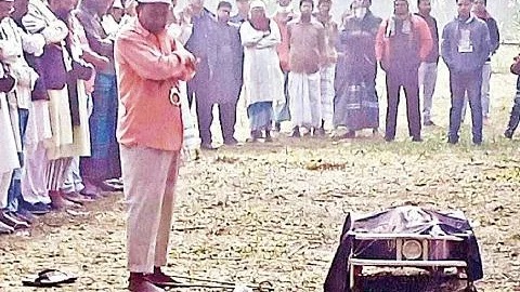 হাতকড়া-ডান্ডাবেড়ি নিয়ে মায়ের জানাজা পড়ানো বিএনপি নেতার জামিনে মুক্তি