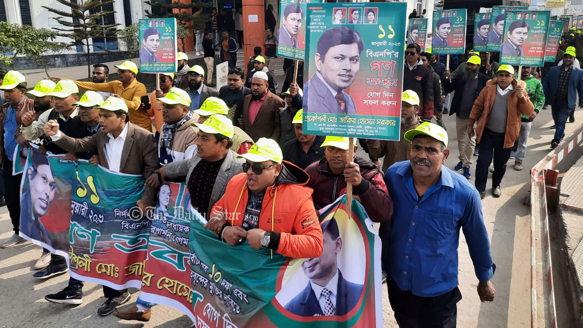 খুলনায় মিছিল নিয়ে দলীয় কার্যালয়ে যাচ্ছেন বিএনপি নেতারা