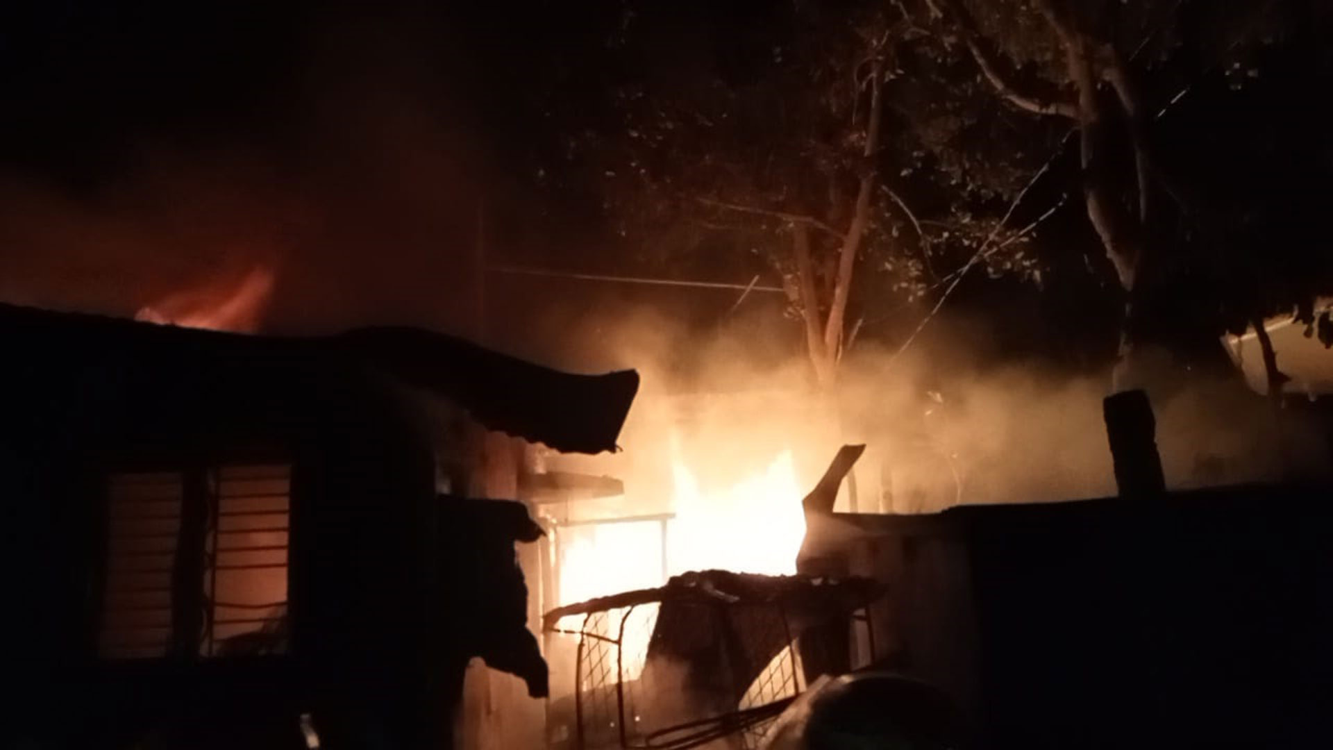 রাঙ্গুনিয়ায় অগ্নিকাণ্ডে একই পরিবারের ৫ জনের মৃত্যু