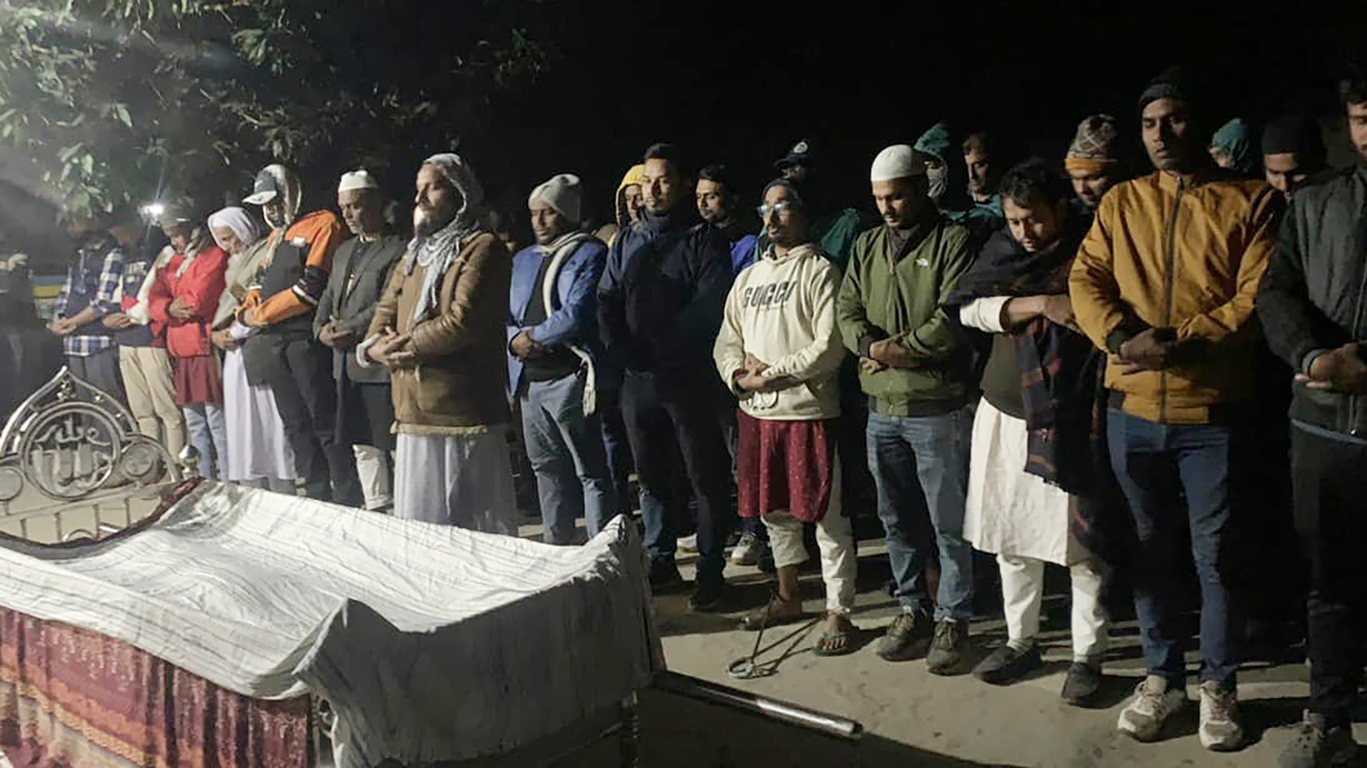 এবার হাতকড়া-ডান্ডাবেড়ি নিয়ে মায়ের জানাজায় ছাত্রদল নেতা