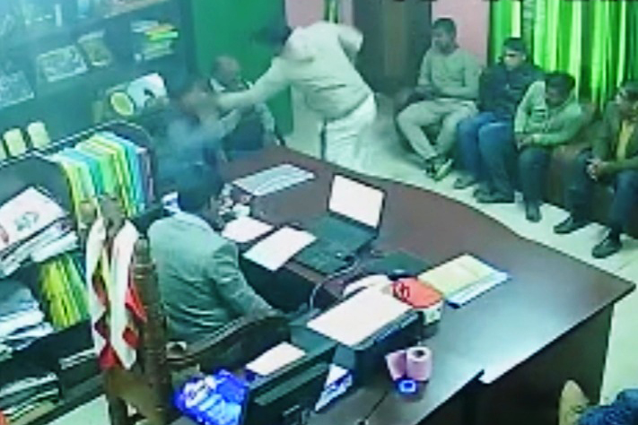 শিক্ষককে তুলে নিয়ে পেটালেন আ. লীগ নেতা