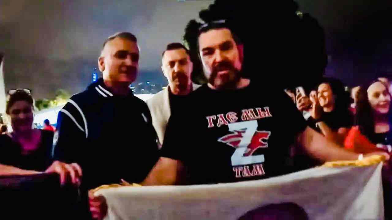 পুতিনপন্থিদের সঙ্গে ছবি তুলে বিতর্কে নোভাক জোকোভিচের বাবা