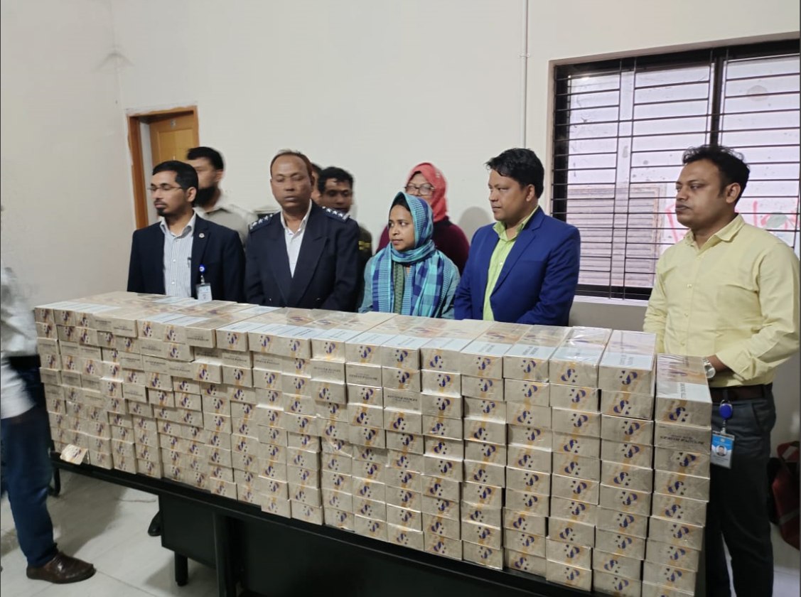 বন্ধন এক্সপ্রেস থেকে মদসহ ৫০ হাজার কার্টন সিগারেট জব্দ