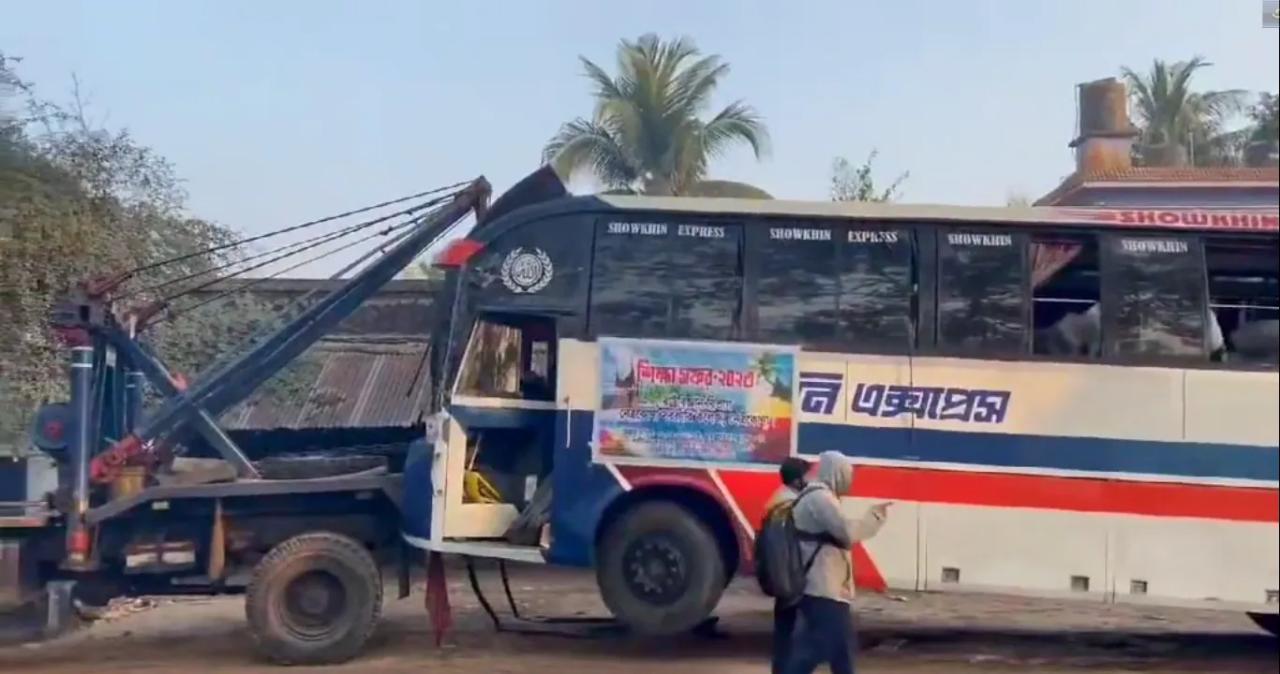 পিকনিকের বাসের সঙ্গে ট্রাকের সংঘর্ষ, আহত ২৬