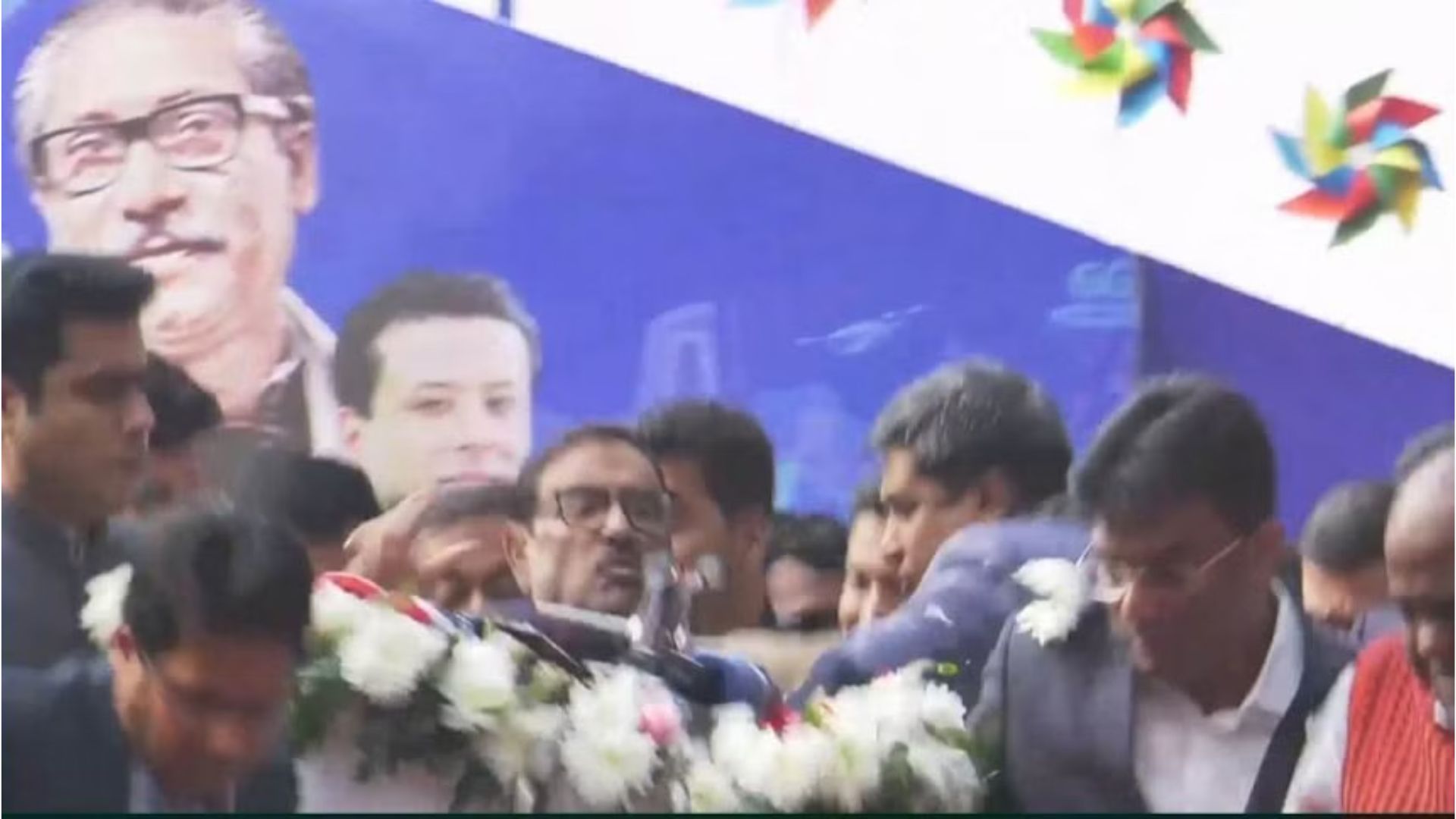 ছাত্রলীগের অনুষ্ঠানে কাদেরের বক্তব্যের সময় ভেঙে পড়ল মঞ্চ