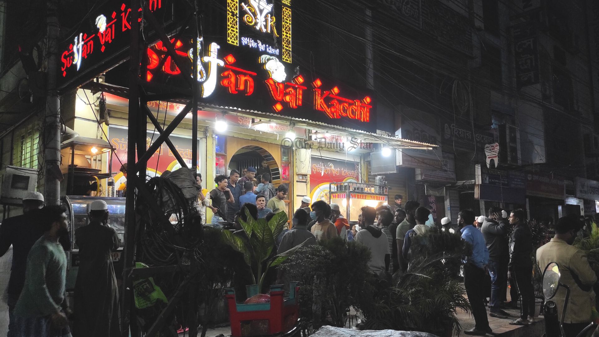 চাষাঢ়ায় গুলিতে রেস্তোরাঁ ম্যানেজার আহত, ভবন মালিক গ্রেপ্তার