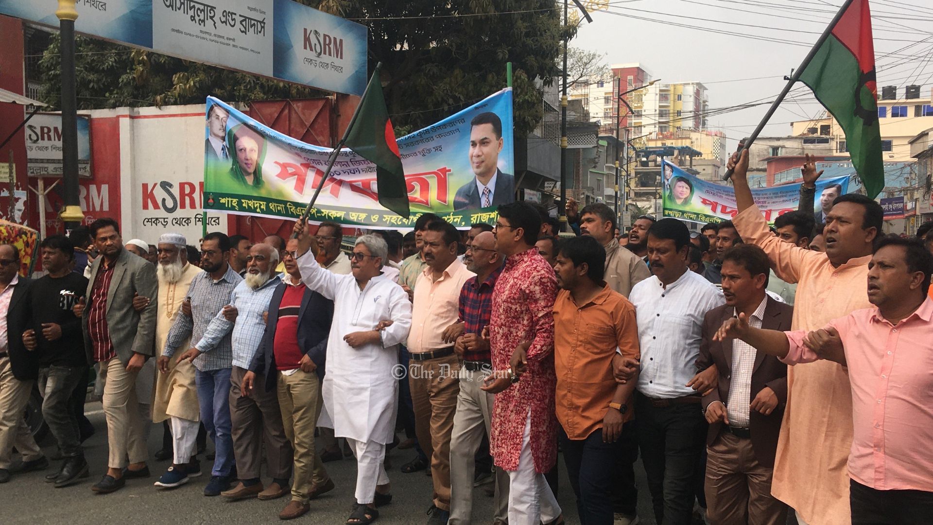 ‘হয় আমরা থাকব, না হয় সরকার থাকবে’