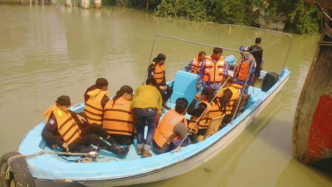 ৪০ ঘণ্টায়ও খোঁজ মেলেনি বঙ্গোপসাগরে ঝাঁপ দেওয়া ৯ জেলের