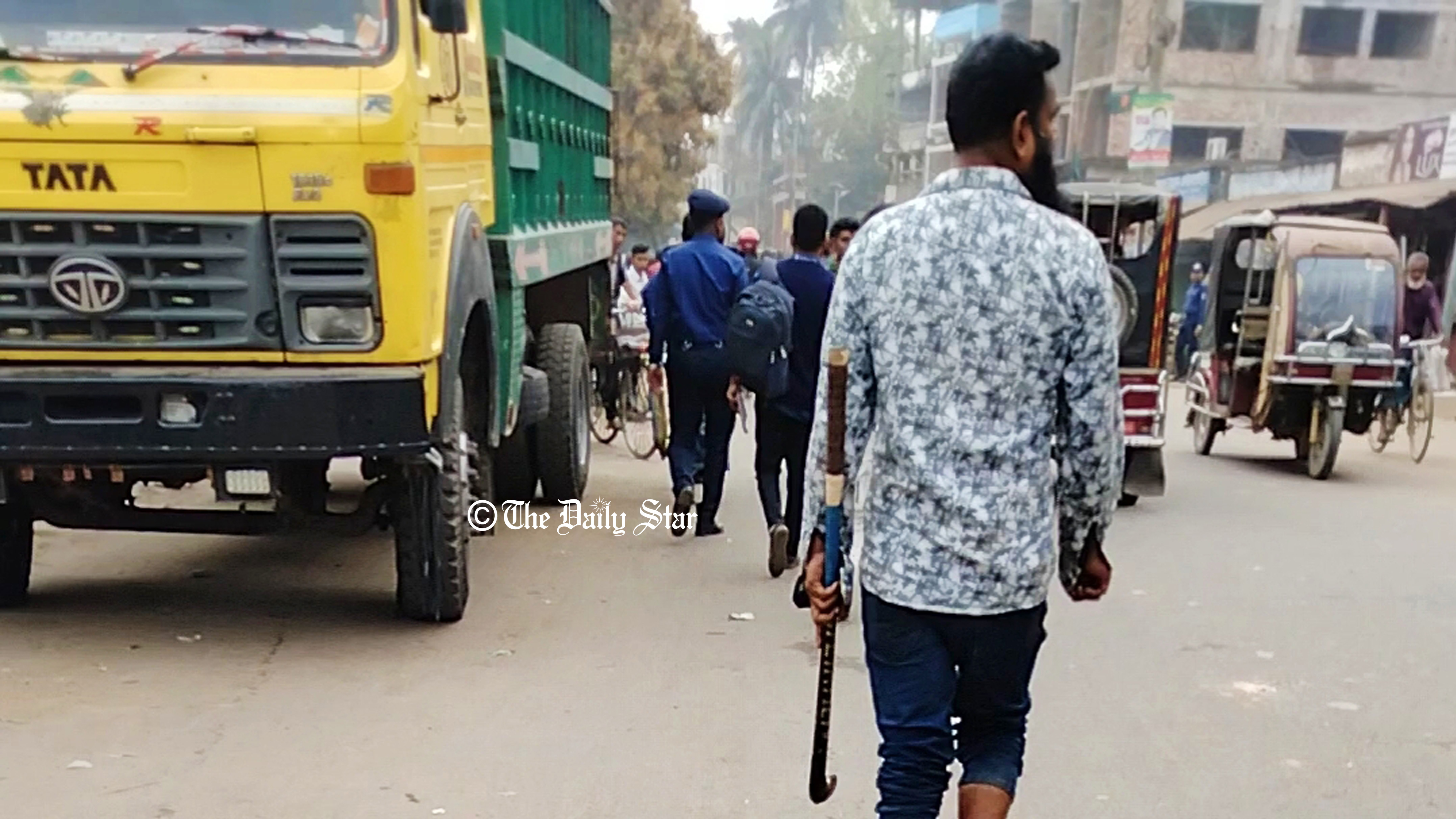 শহীদ মিনারে ফুল দেওয়াকে কেন্দ্র করে বিএনপি-ছাত্রলীগ ধাওয়া পাল্টা ধাওয়া, আহত ৬