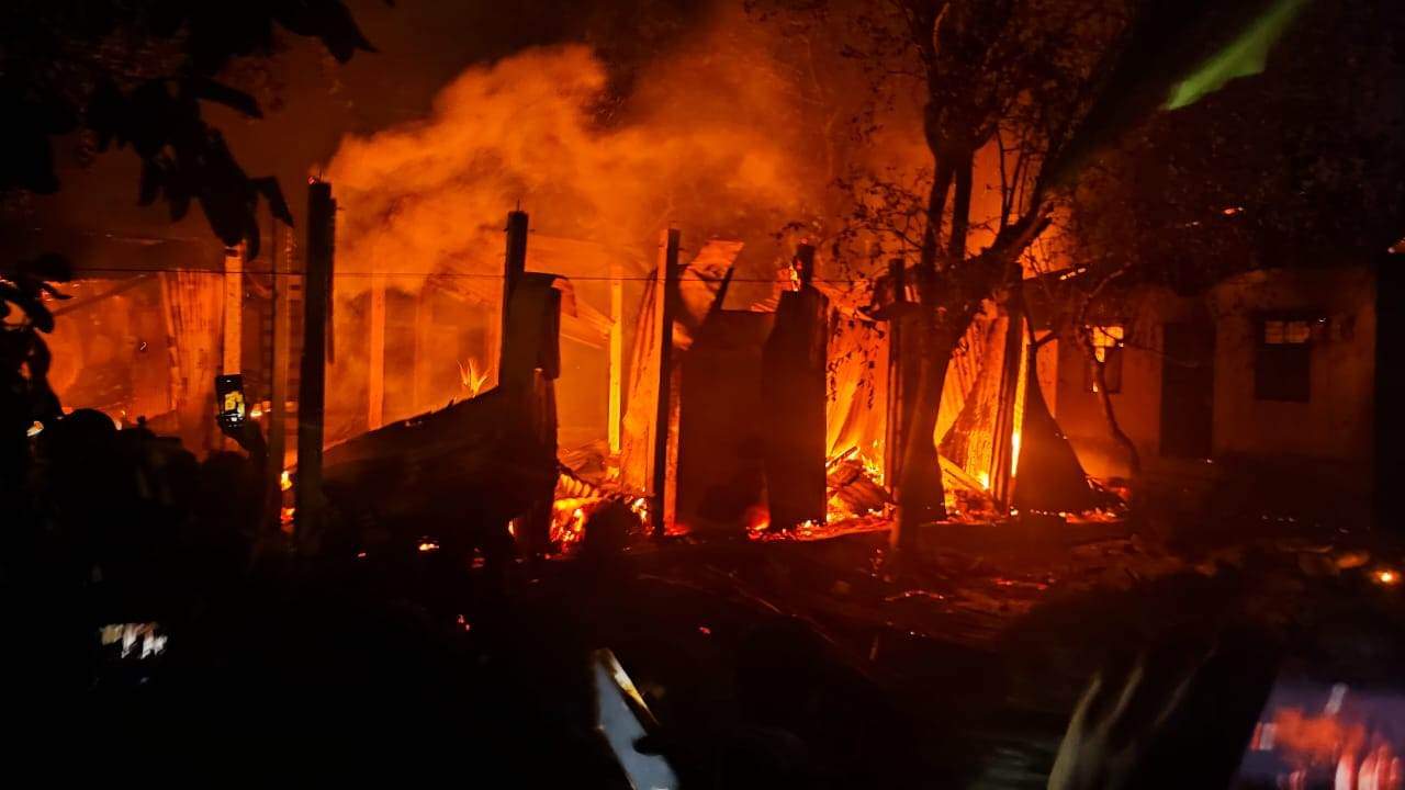 ২ সহোদর খুন: অভিযুক্ত চাচাতো ভাইদের বাড়িঘরে আগুন