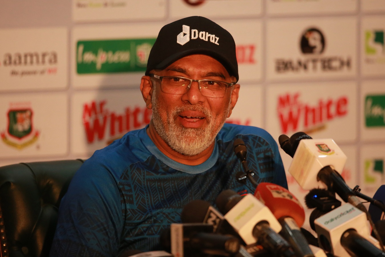 দলের মধ্যে ঘনিষ্ঠ বন্ধু থাকার প্রয়োজনীয়তা দেখেন না হাথুরুসিংহে