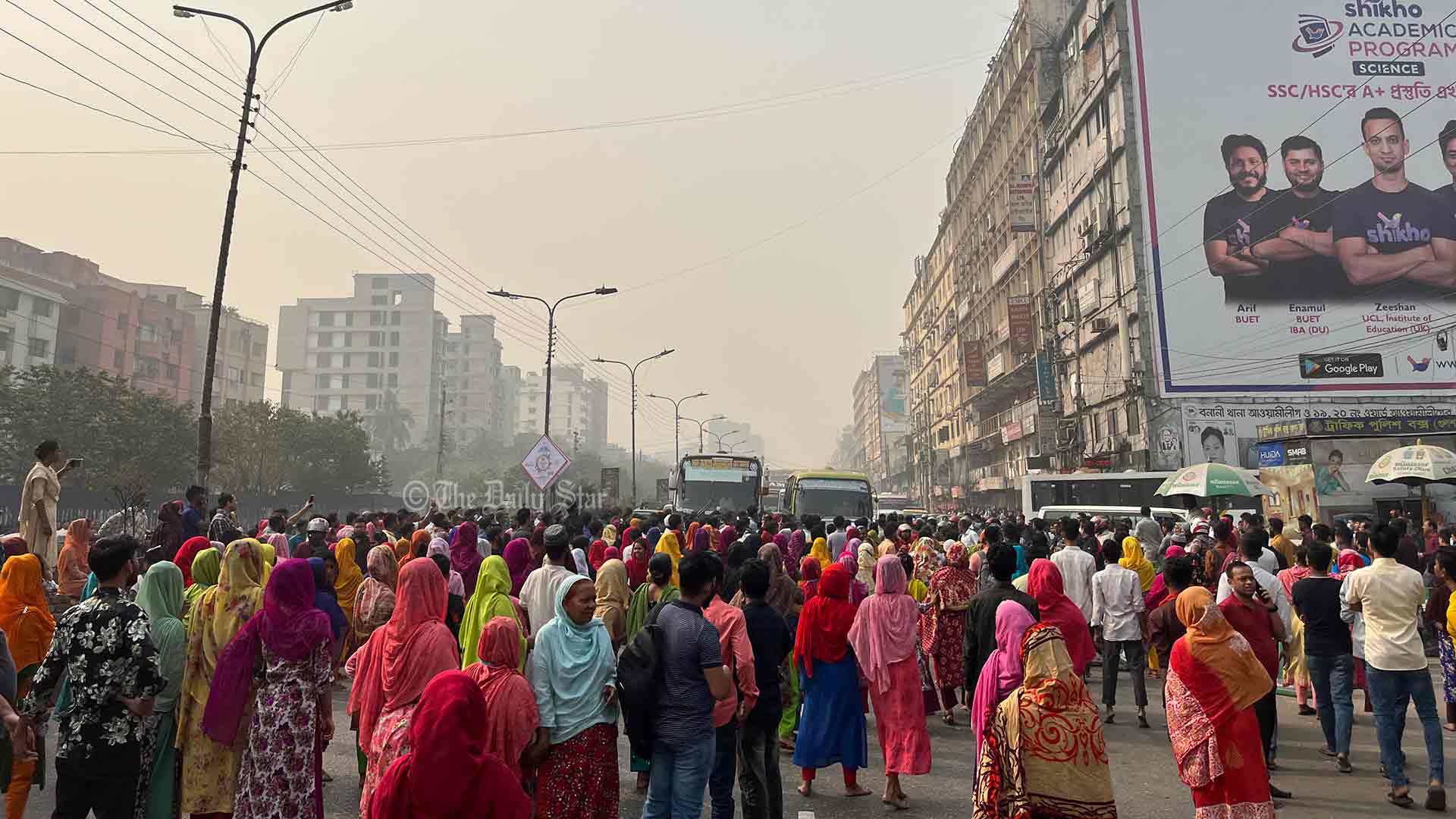 বাসের ধাক্কায় পোশাক শ্রমিক আহত, বনানীতে সড়ক অবরোধ