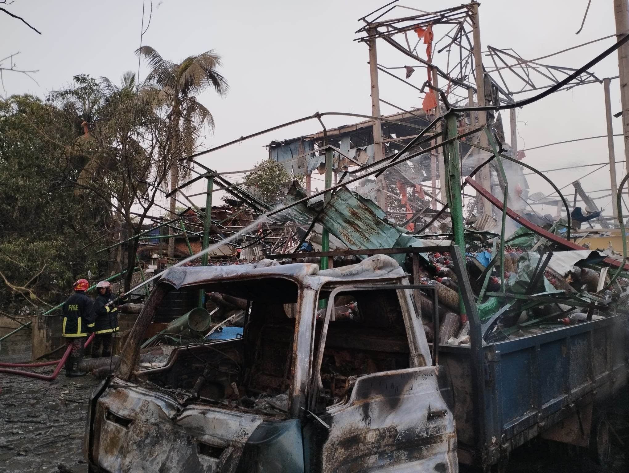 ‘হঠাৎ আকাশ কাঁপানো শব্দে চারপাশ অন্ধকার হয়ে যায়’