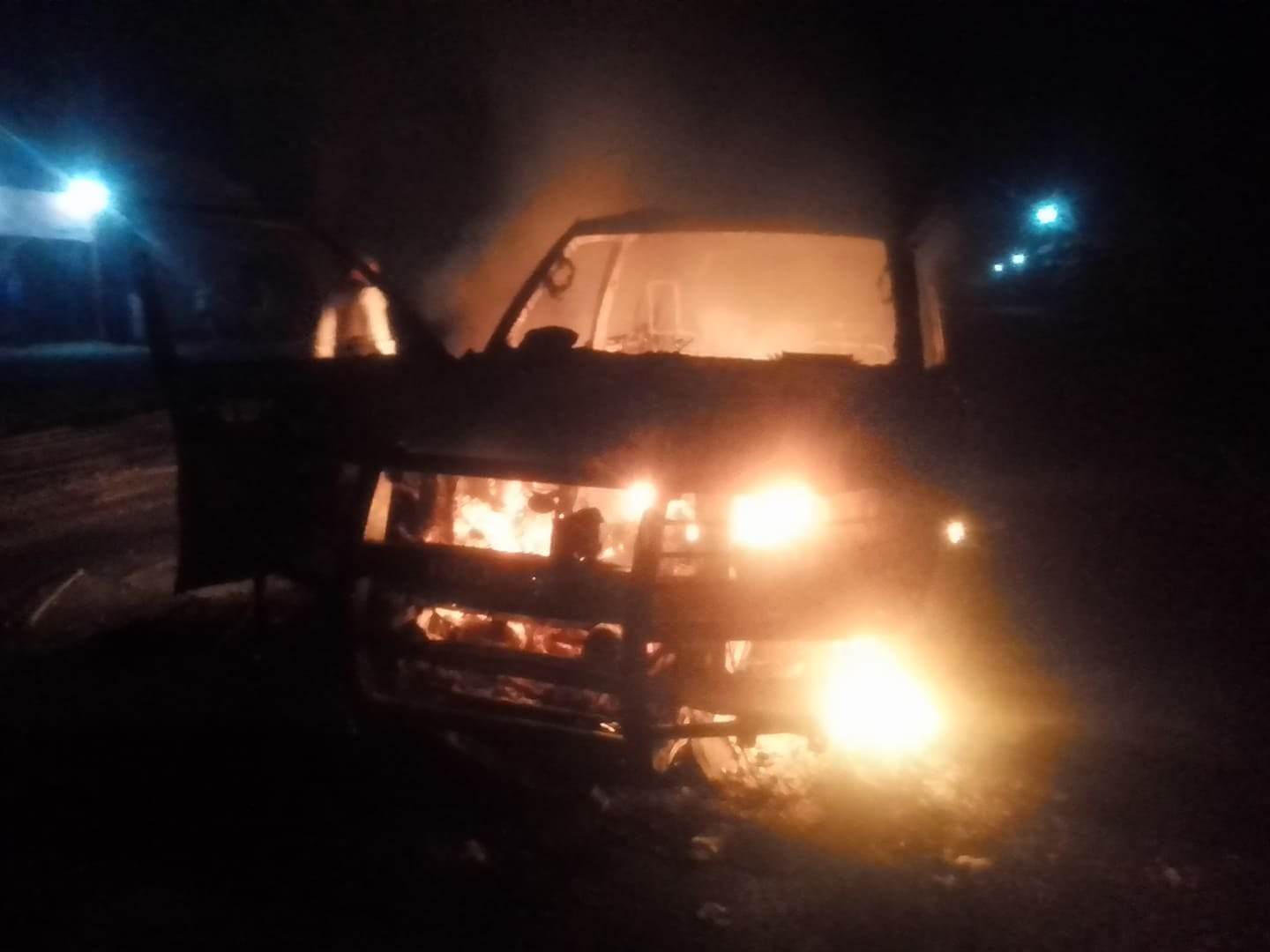 পঞ্চগড়ে গুজব ছড়িয়ে সড়ক অবরোধ, গাড়িতে আগুন