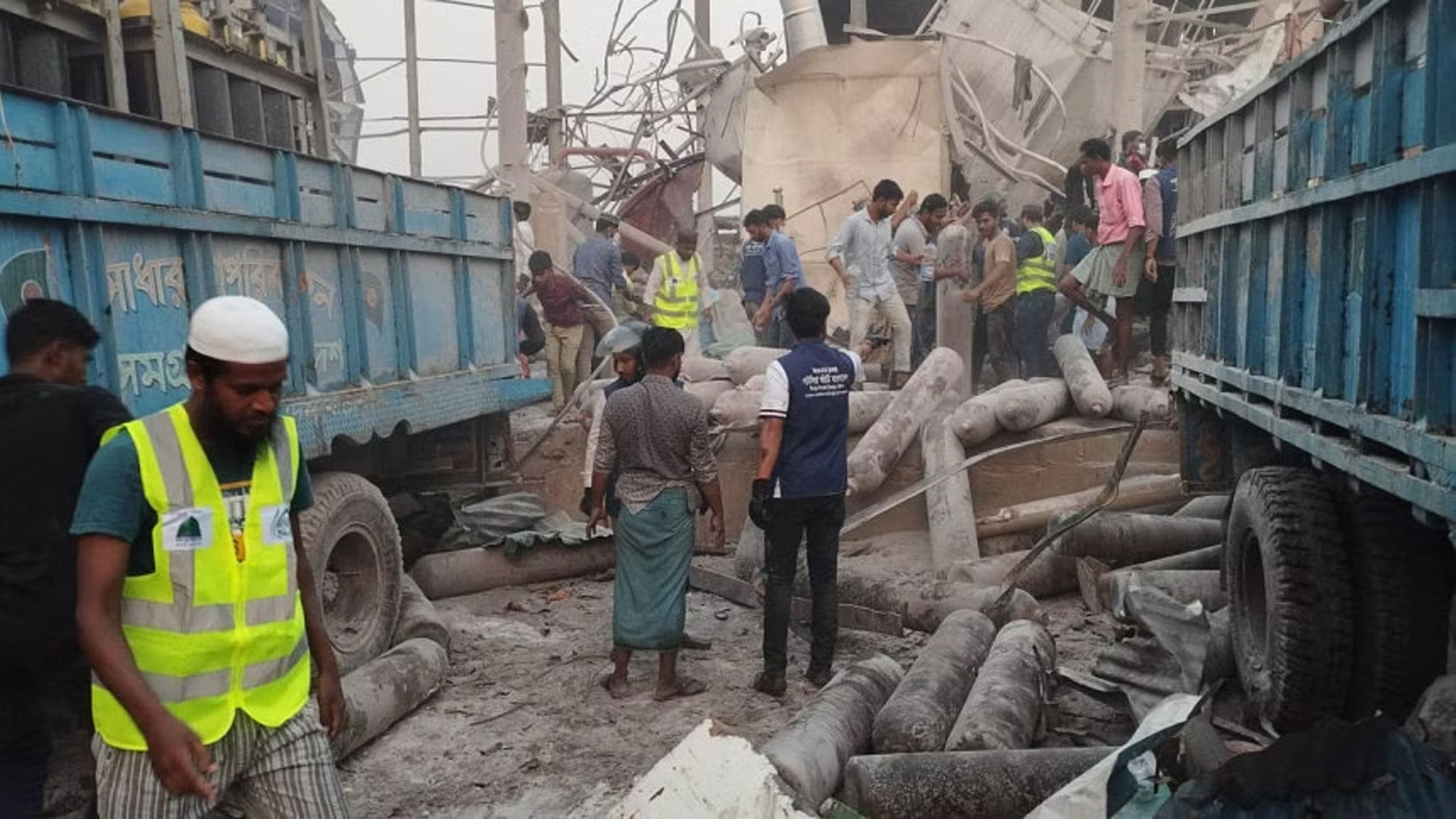 আইসিইউতে মৃত্যুর সঙ্গে লড়ছেন প্রবেশ লাল, পা হারালেন মাসুদ