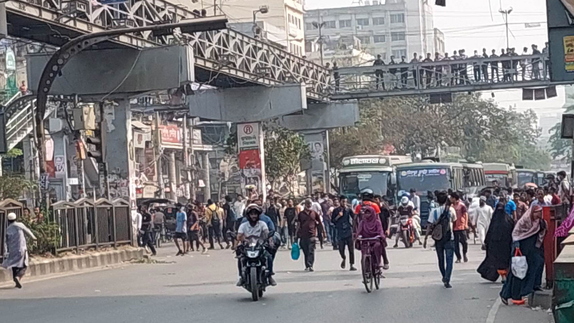 বিধ্বস্ত ভবনে চলছিল উদ্ধারকাজ, তখনই সংঘর্ষে ঢাকা কলেজ-আইডিয়ালের শিক্ষার্থীরা