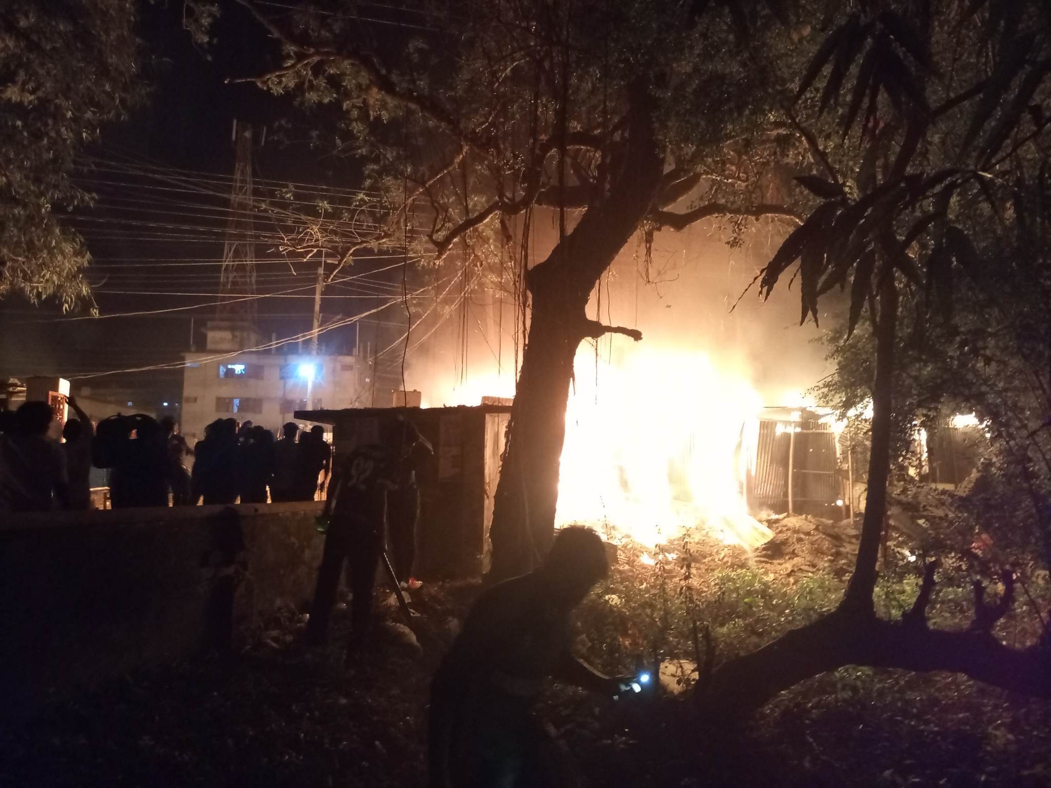 রাবি শিক্ষার্থীদের সঙ্গে স্থানীয়দের সংঘর্ষে আহত প্রায় ২০০