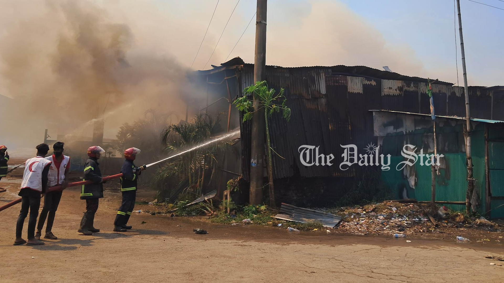 ‘ওয়েল্ডিং করার সময় আগুনের ফুলকি ছিটকে এসে তুলাতে পড়েছে’