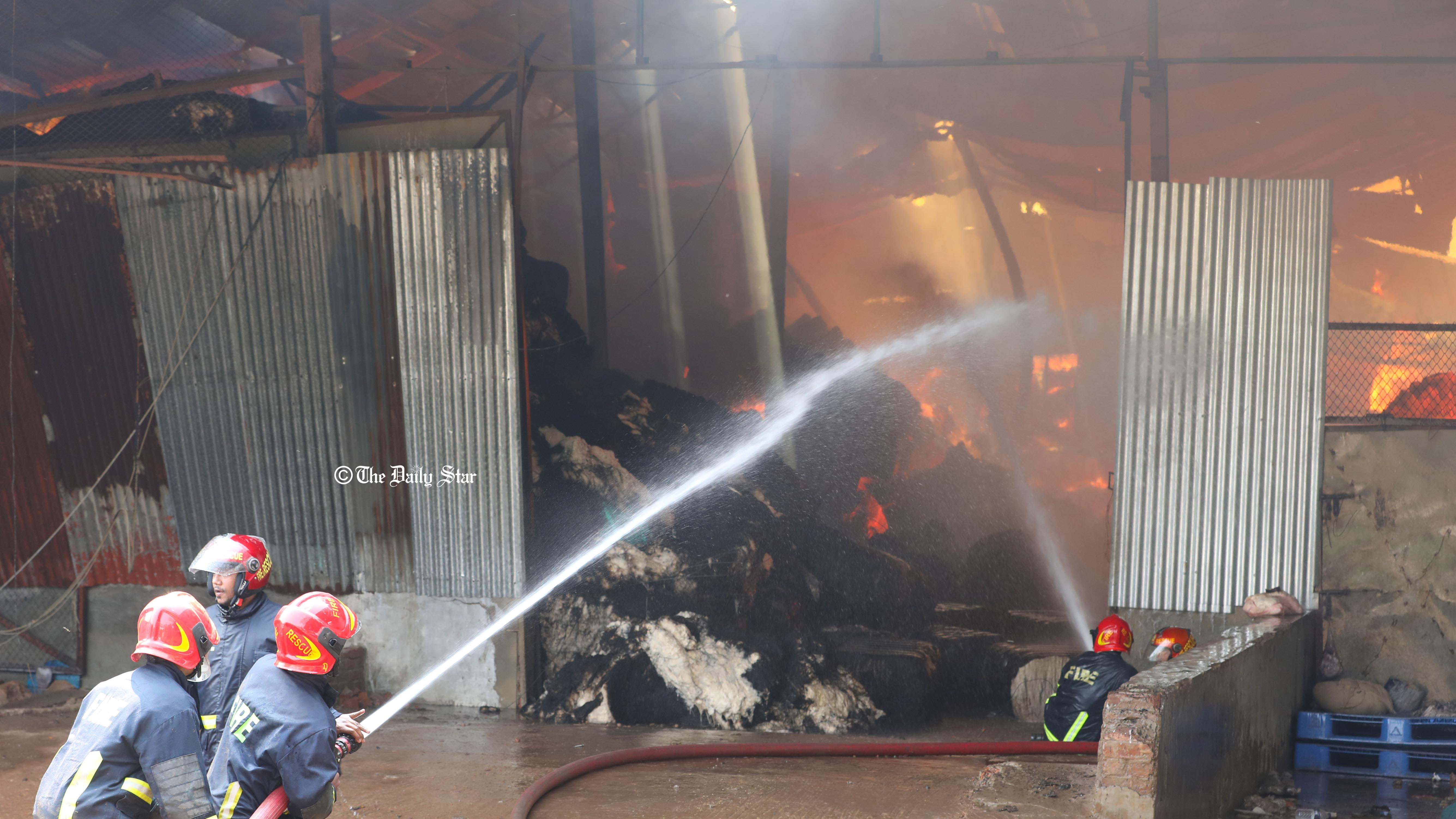 সাড়ে ৯ ঘণ্টায়ও নেভেনি আগুন, সশস্ত্র বাহিনীর সহায়তা চেয়েছি: ডিসি
