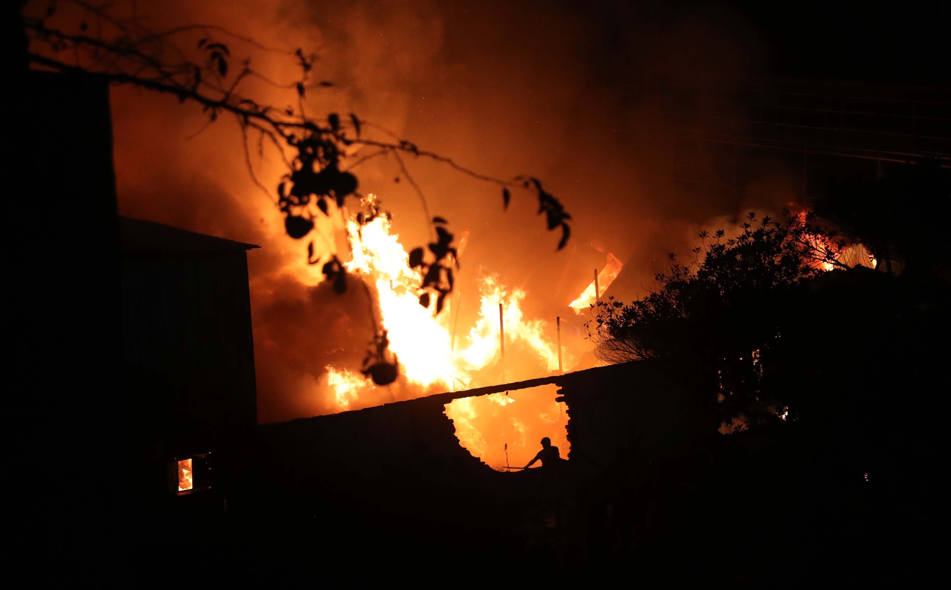 তেজগাঁওয়ে কুনিপাড়া বস্তির আগুন নিয়ন্ত্রণে