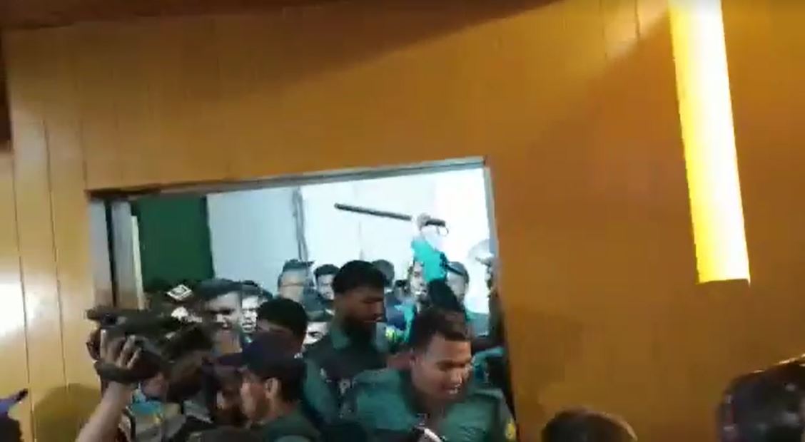 সাংবাদিকদের পেটাল পুলিশ, আহত ১০