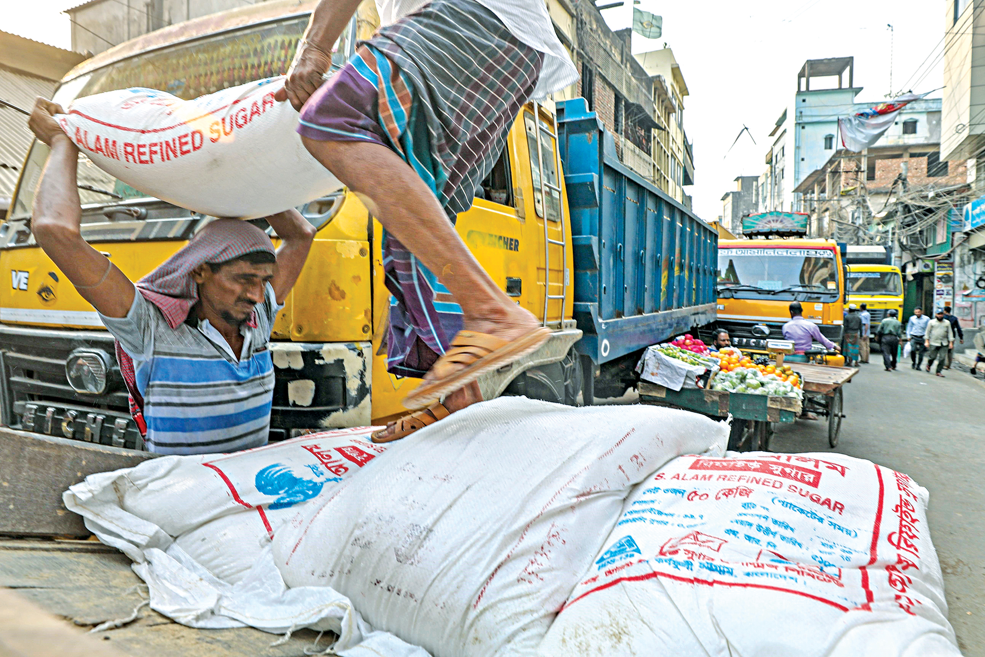 চিনির আমদানি শুল্ক অর্ধেক কমল