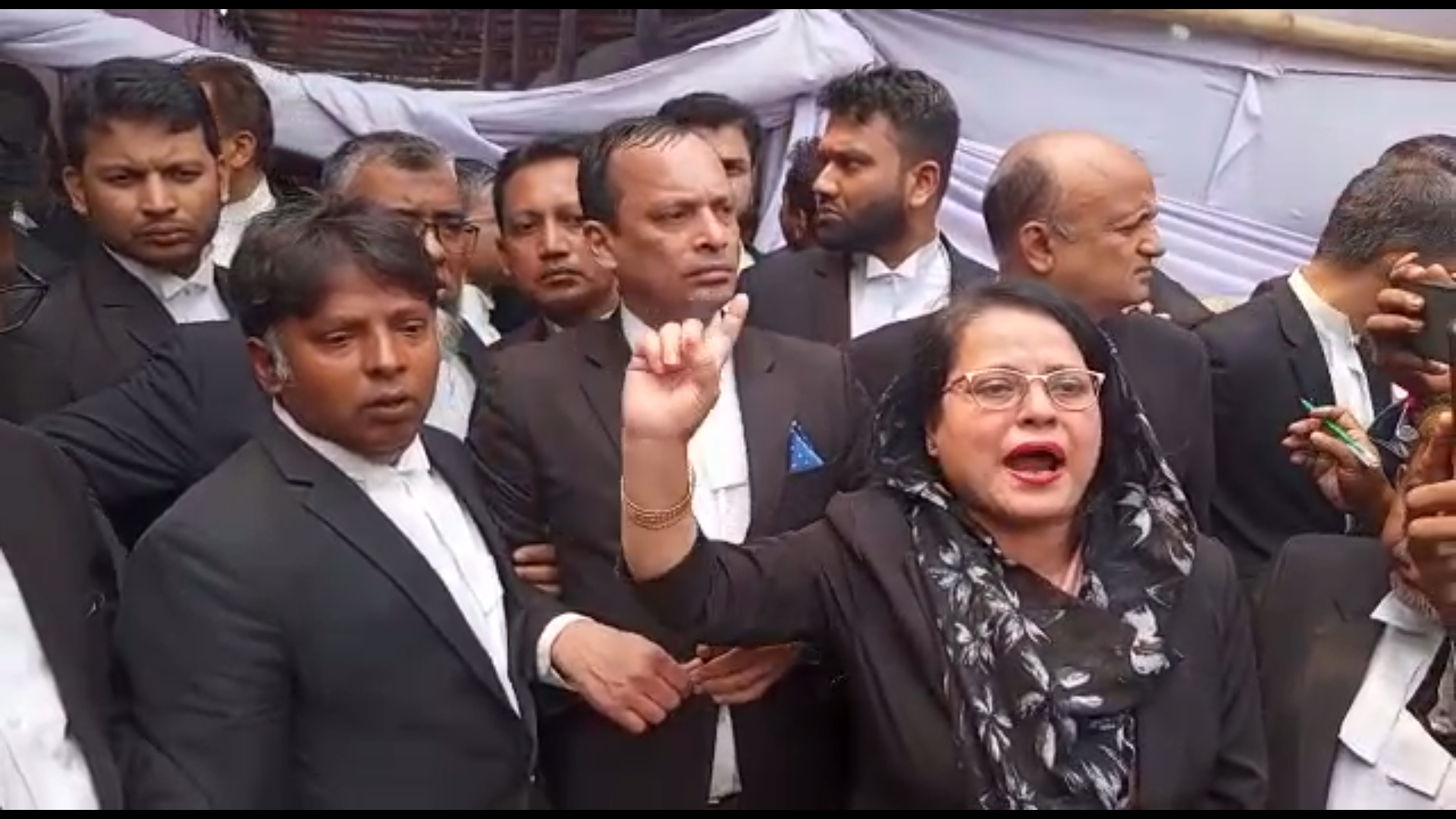 বিএনপিপন্থী আইনজীবীদের বিক্ষোভ, ভোটগ্রহণ শুরু হয়নি এখনো