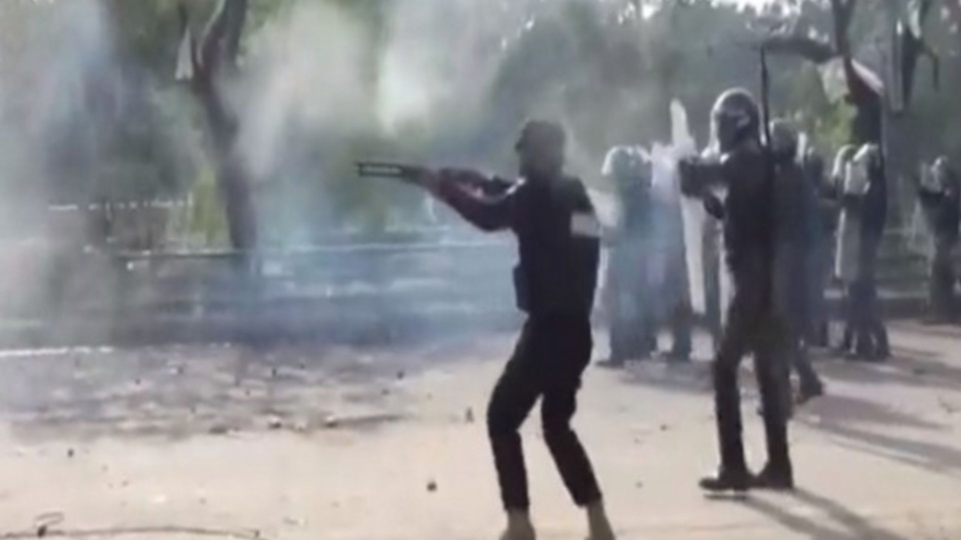 ইমরান খানকে গ্রেপ্তারে গিয়ে সমর্থকদের সঙ্গে পুলিশের সংঘর্ষ, বাসভবন ঘেরাও