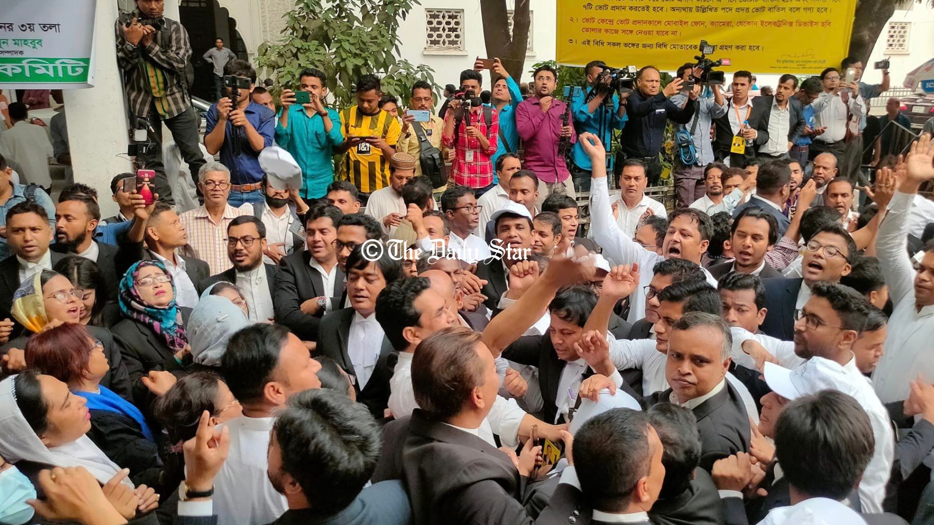 সুপ্রিম কোর্টে আবারও আ. লীগ-বিএনপিপন্থী আইনজীবীদের হাতাহাতি