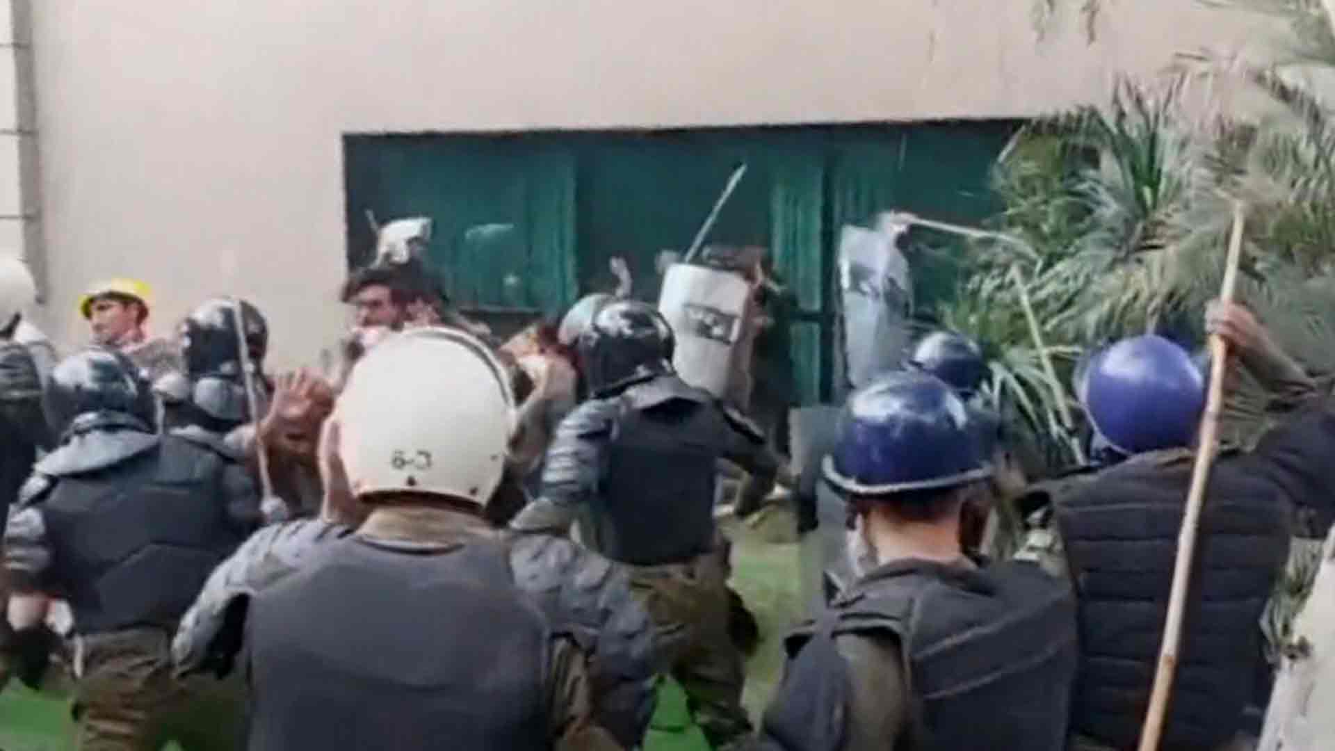 ইমরান খানের বাসায় পুলিশের অভিযান