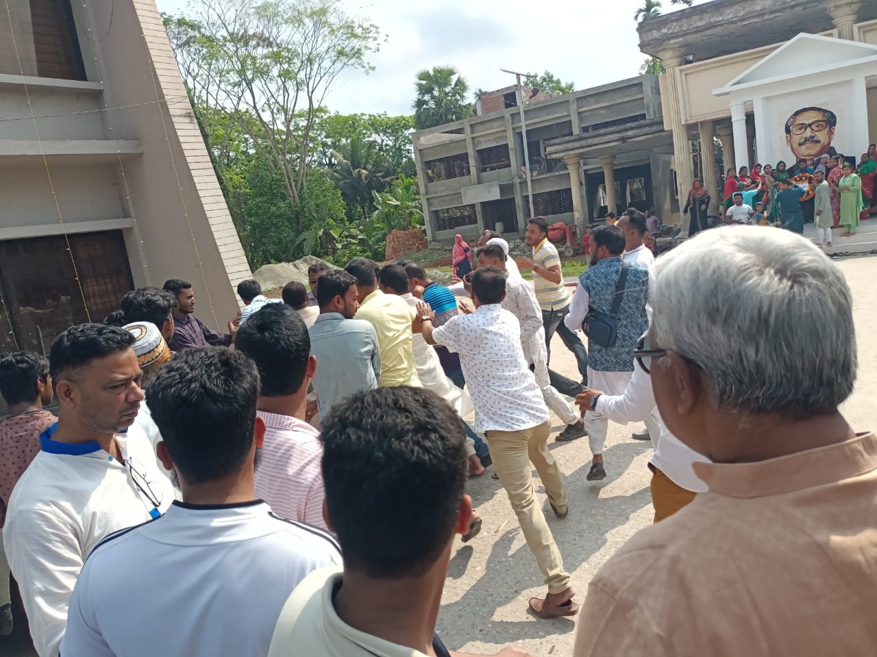 এমপির সামনে আ. লীগ নেতাকে মারধর, বহিষ্কার ৩